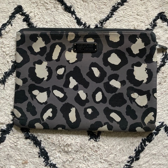 MARC JACOBS Laptop Case Cheetah Print - Picture 1 of 6